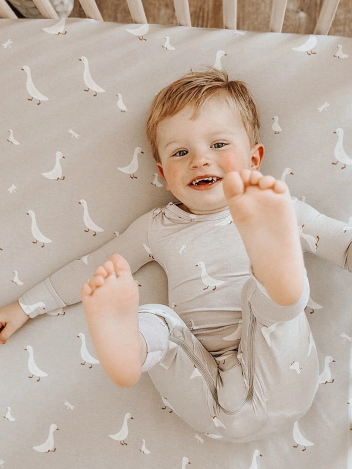 Goose-print crib sheet in beige with small white geese and stars