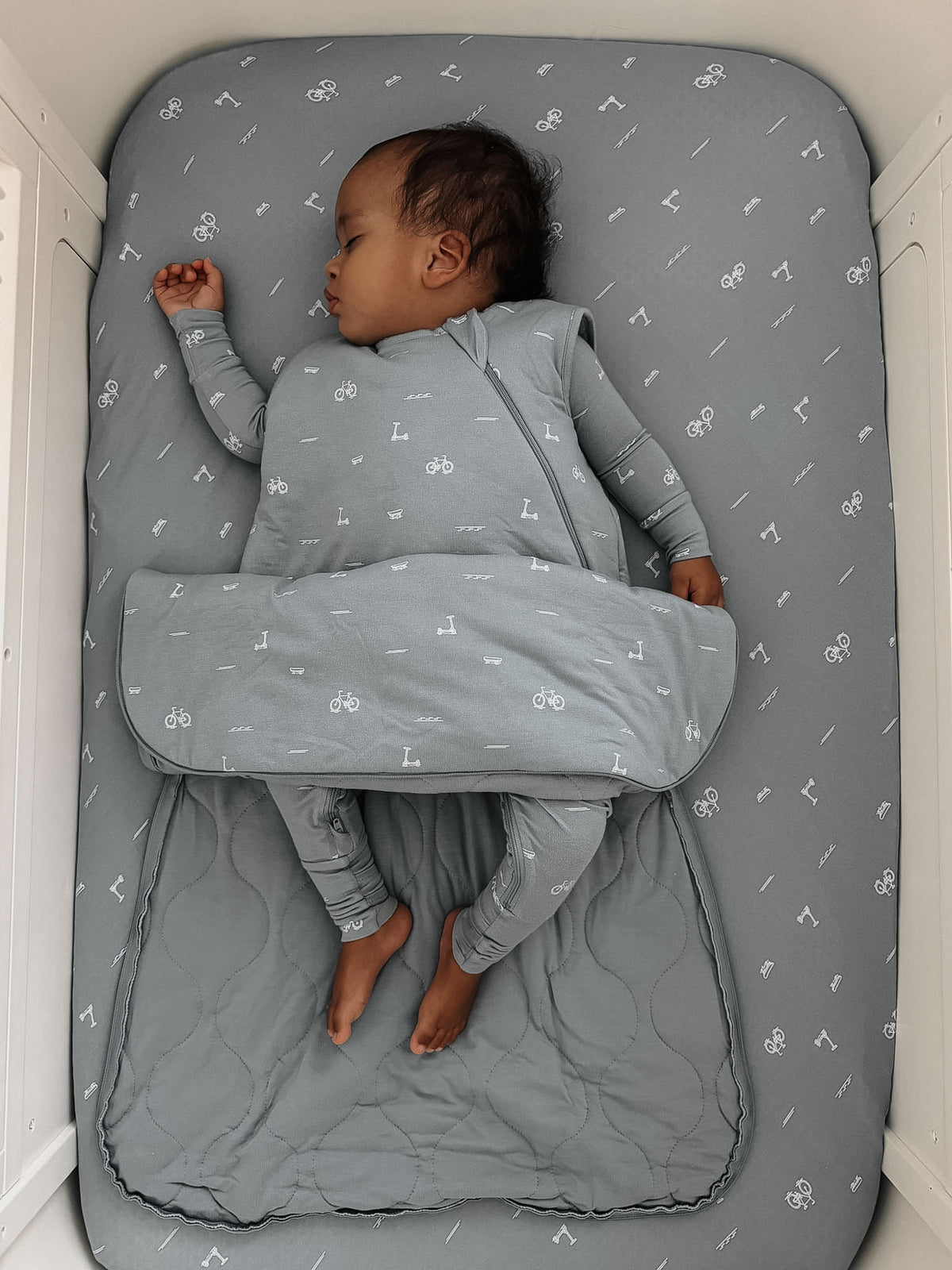 1.0 TOG sleep sack with grey icon print, wide wraparound leg opening
