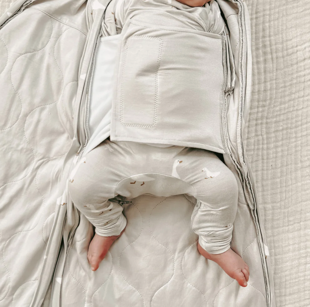 Frog Swaddle Position: How Should Baby’s Legs Be in a Swaddle? | gunamuna