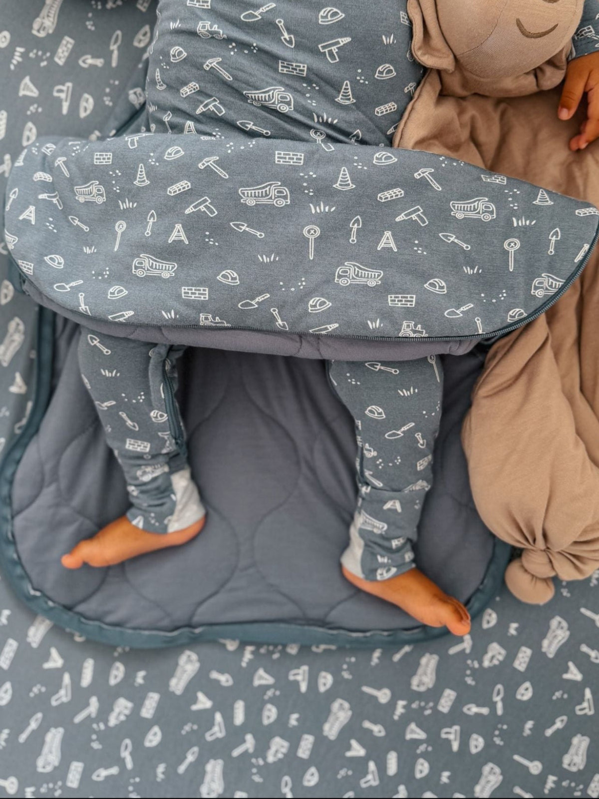 Swaddle Sleep Sack - Construction / 2.5 TOG