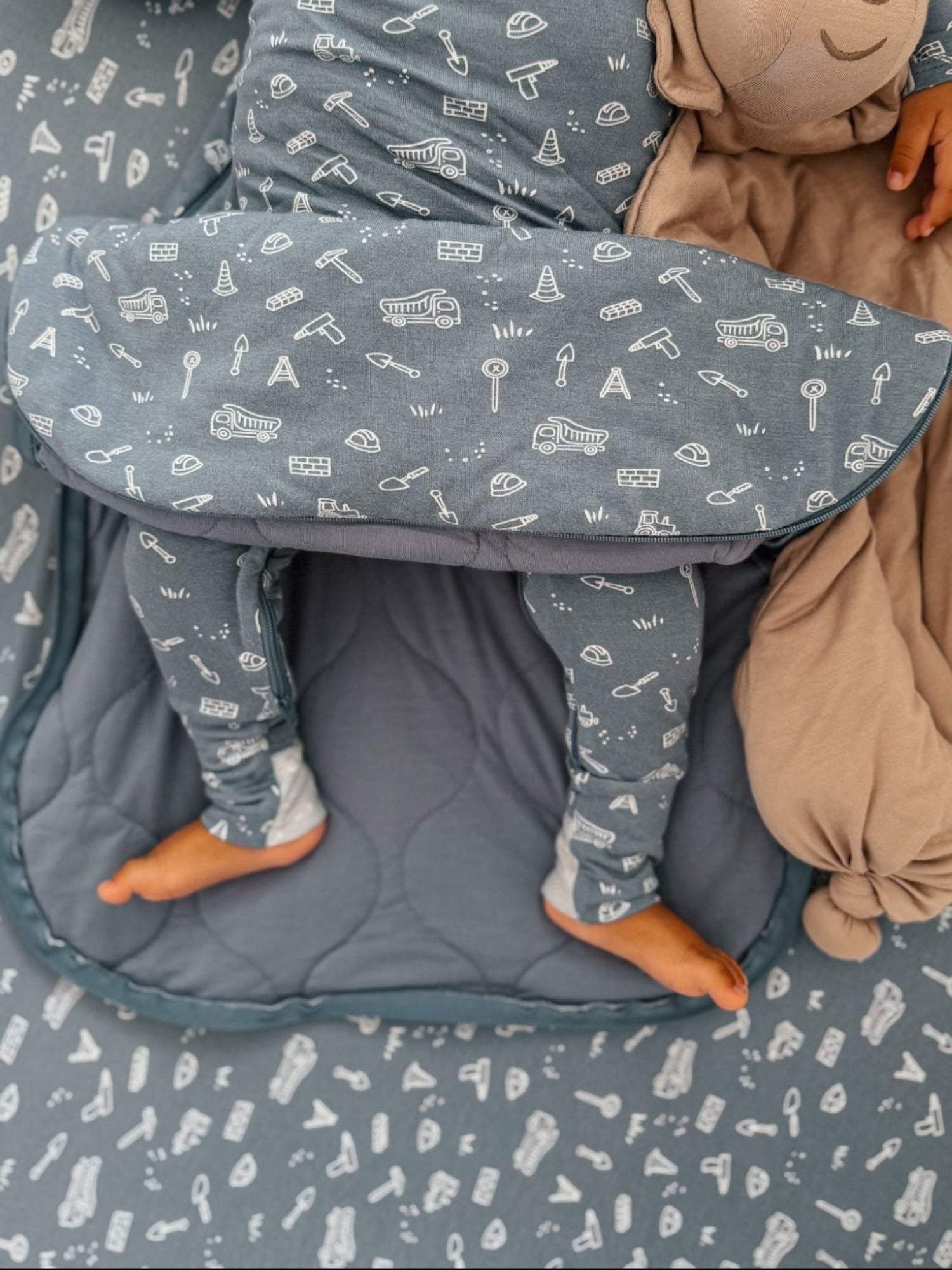 Swaddle Sleep Sack - Construction / 2.5 TOG