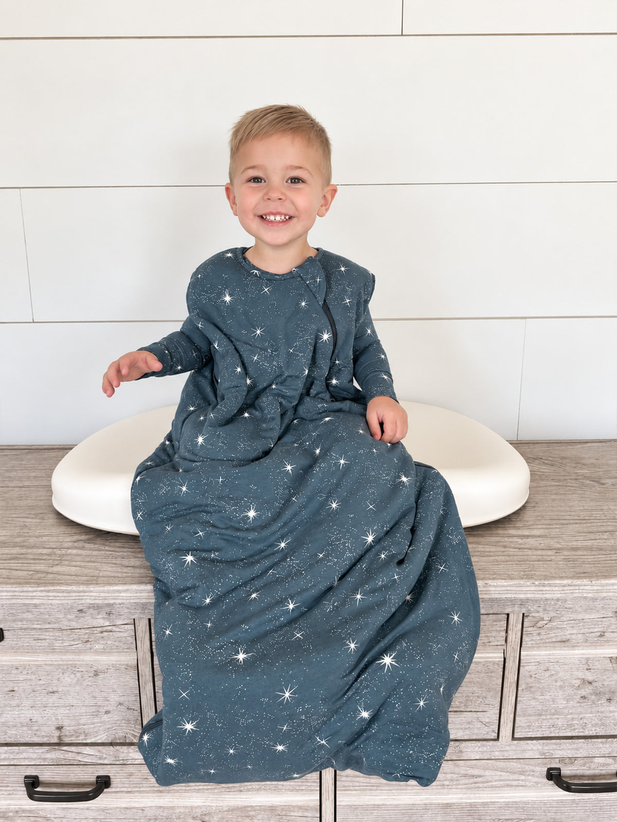 Dark blue star-print sleep sack with long sleeves and arm openings, 1.0 TOG