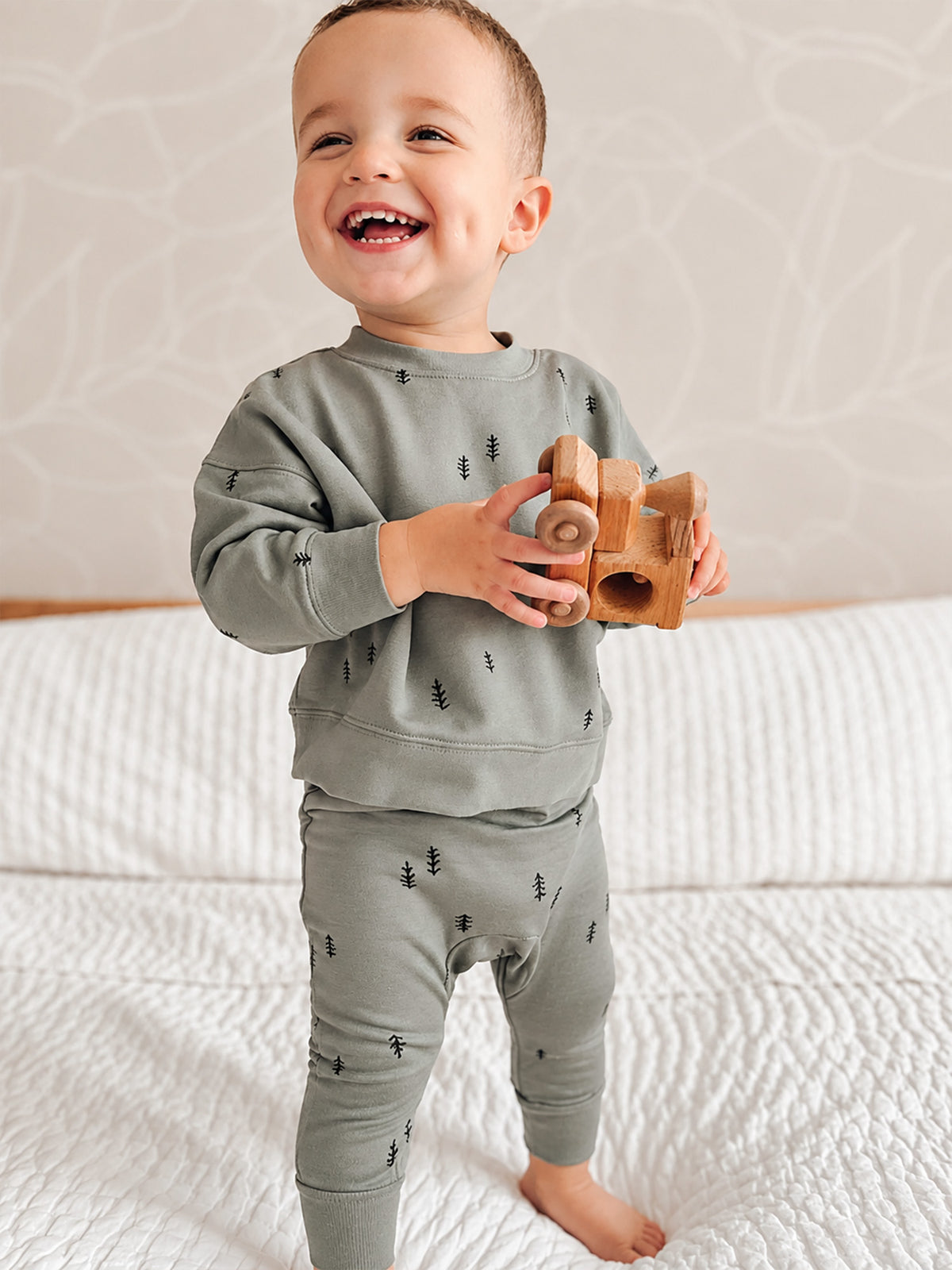Baby fleece sweatsuit with tree print, long-sleeve sweatshirt and cuffed jogger pants